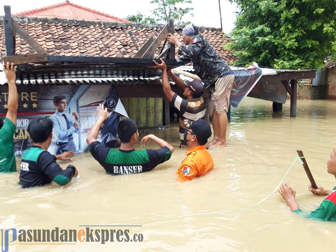 Banser Bantu Korban Banjir Pantura