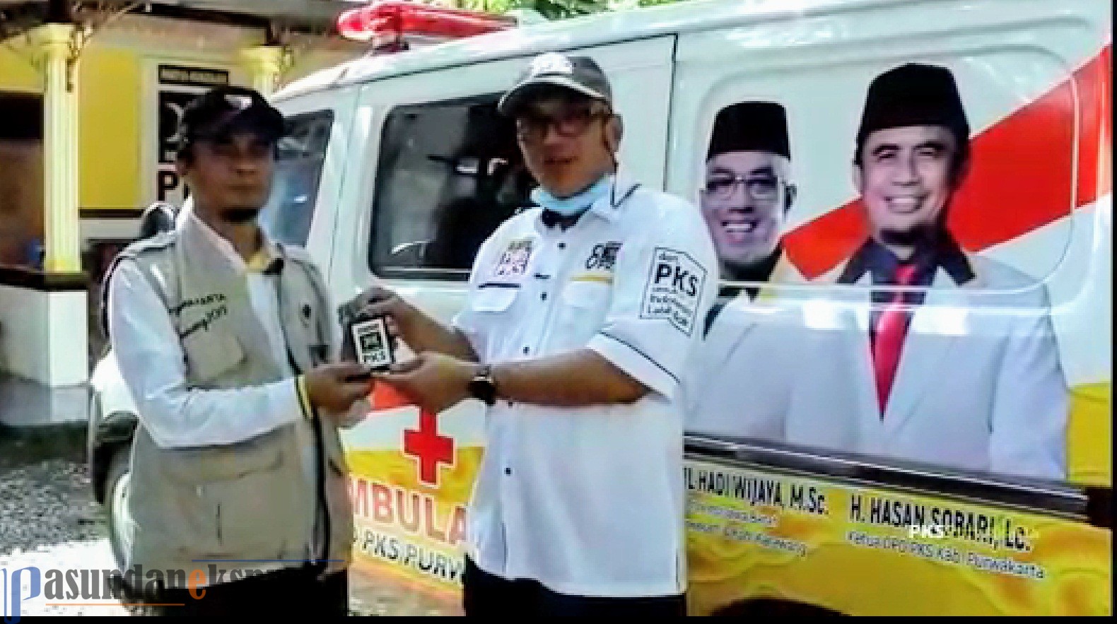 Gus Ahad Serahkan Ambulans ke DPD PKS Purwakarta