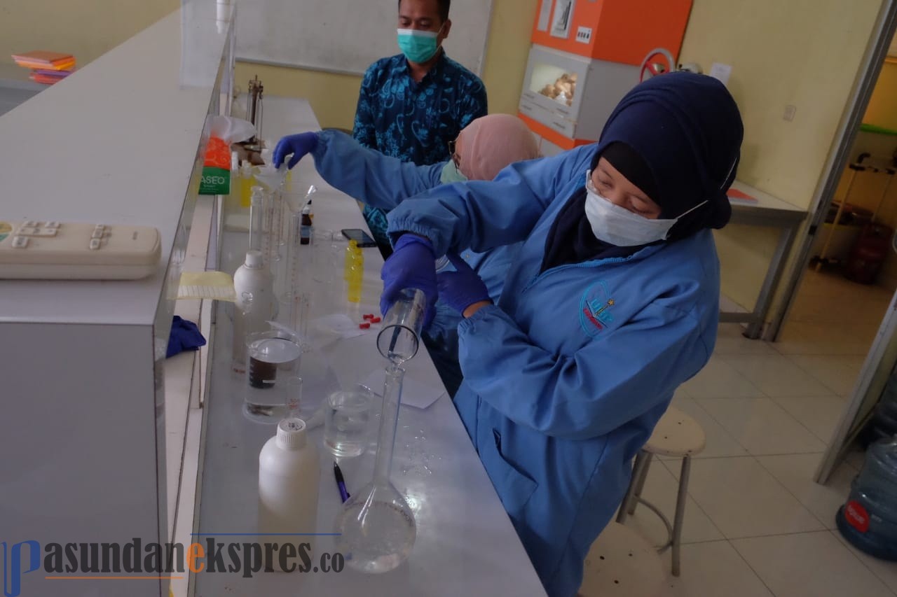 Mahasiswa Farmasi UBP Produksi Hand Sanitizer