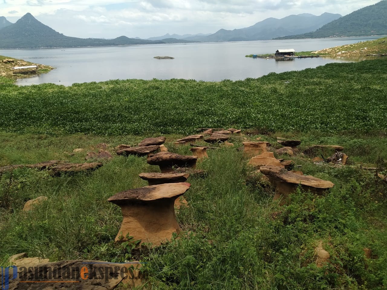 Menguak Misteri 'Batu Kursi' di Sukasari, Hanya Tampak saat Air Surut