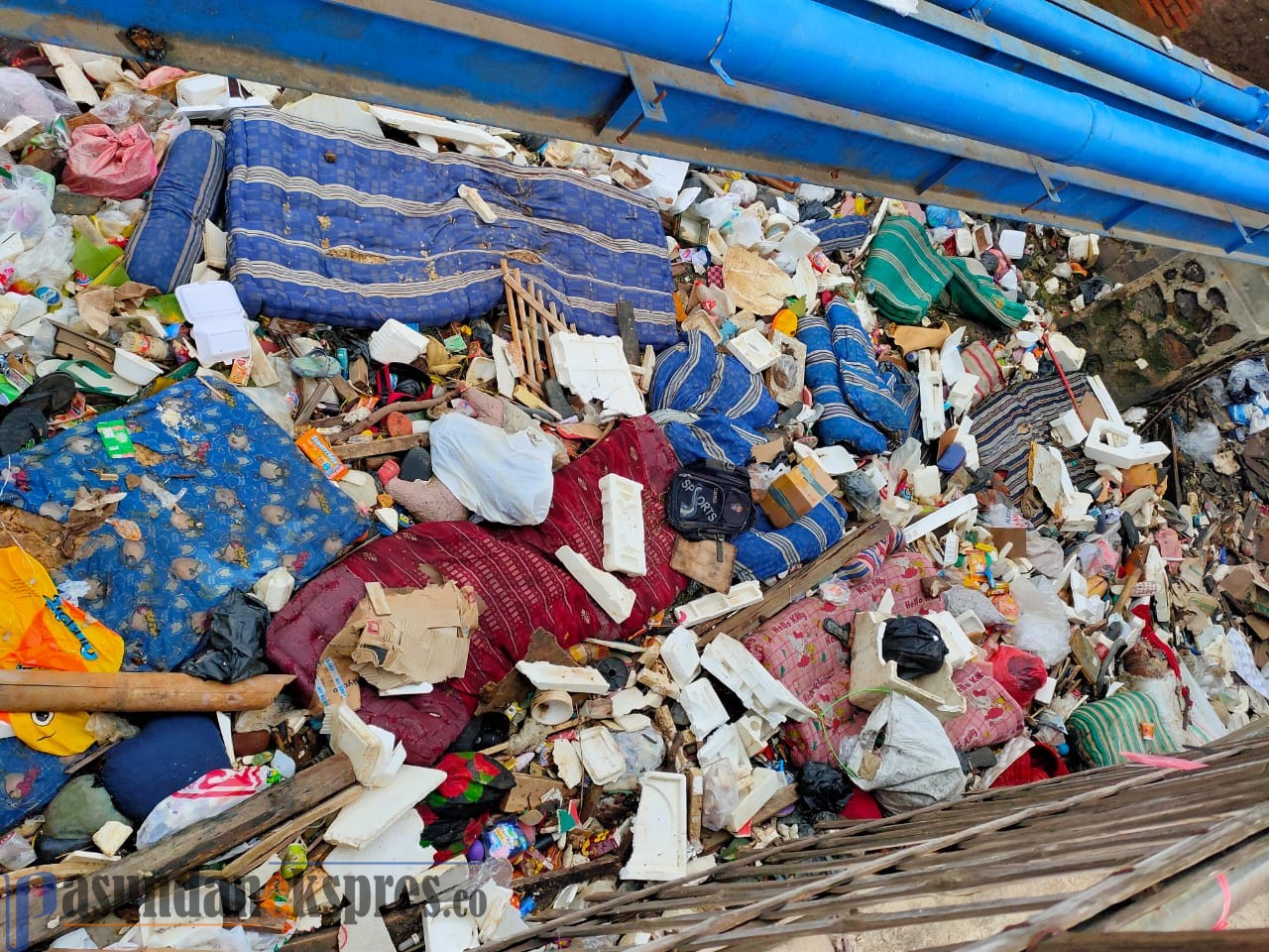 TNI dan BPBD Angkat Sampah yang Menumpuk di Kali Cigadung Usai Hanyut Terbawa Banjir