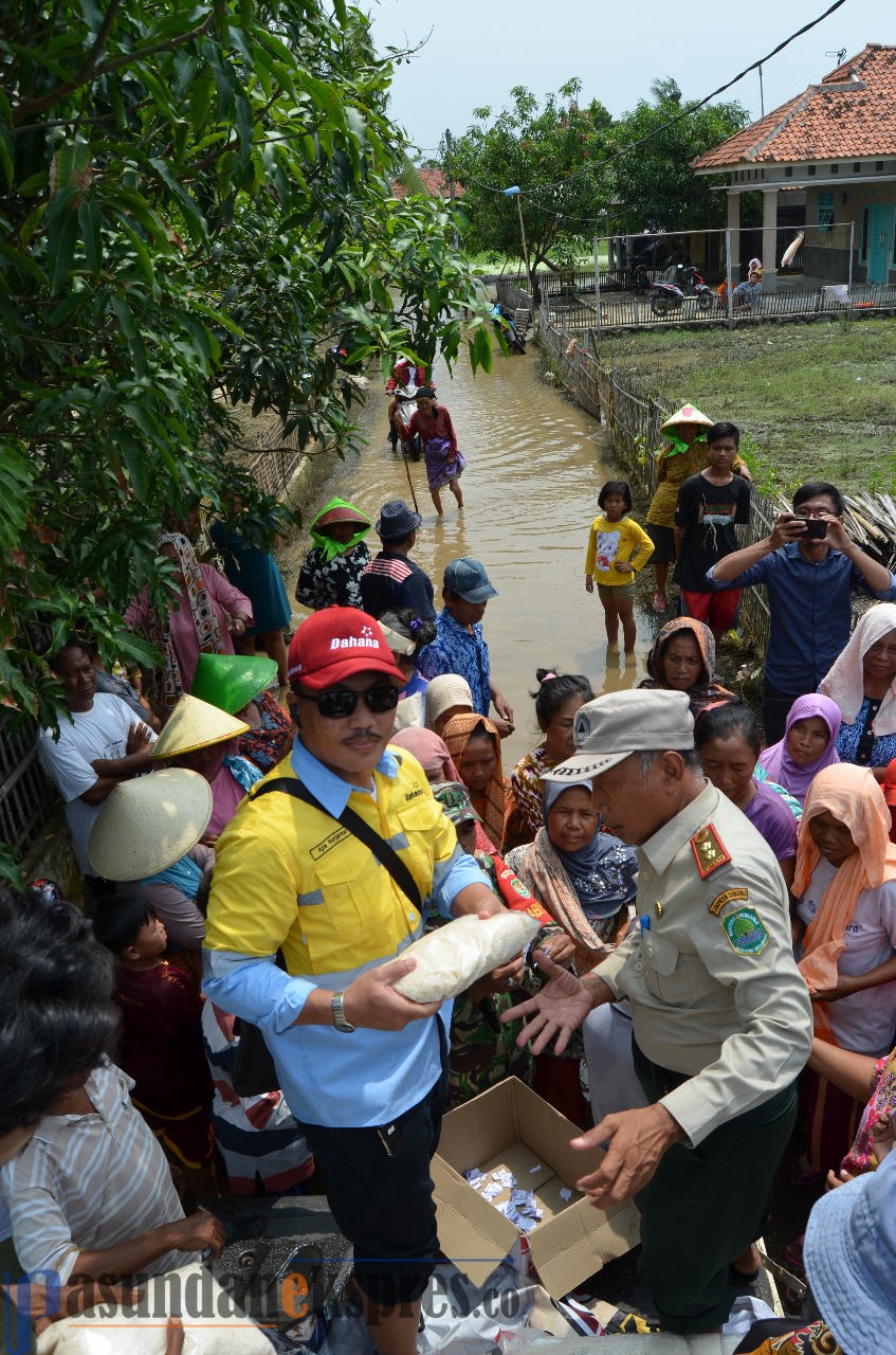 Bantu Korban Banjir Pantura Subang, Dahana Salurkan 500 kg Beras