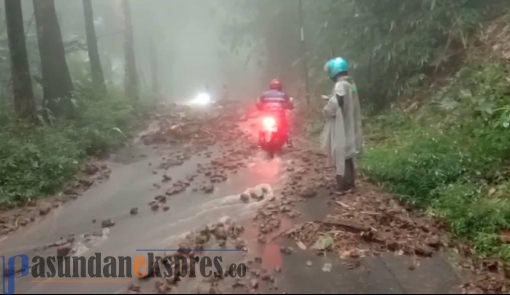 Hujan Deras, Bebatuan Penuhi Jalur Menuju Kecamatan Cijambe