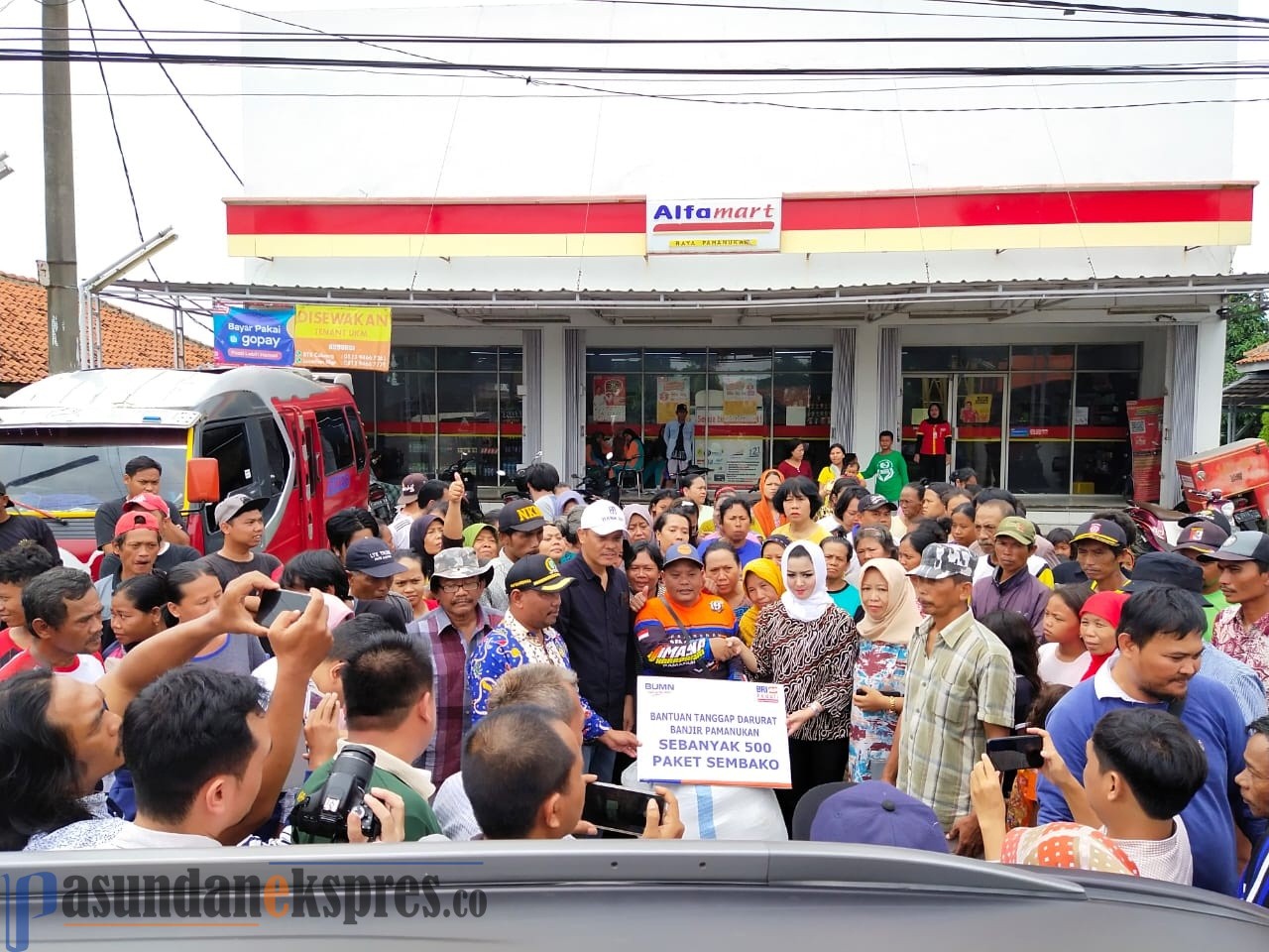 Linda Megawati Salurkan Bantuan Logistik di Pamanukan