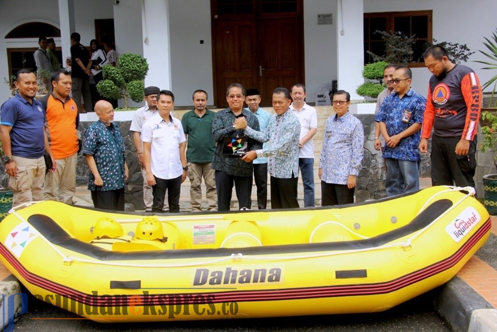 Pemda Subang Terima Bantuan Perahu Karet dari PT Dahana