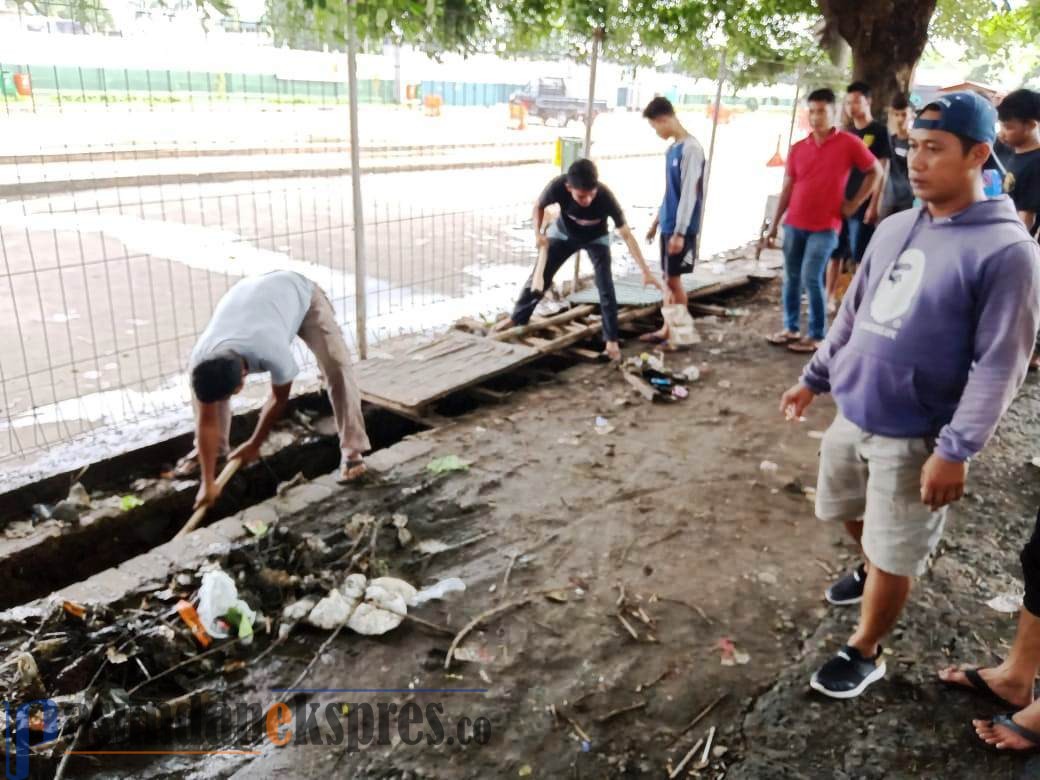 Hindari Banjir, Warga Bersihkan Sampah PKL PT Taekwang