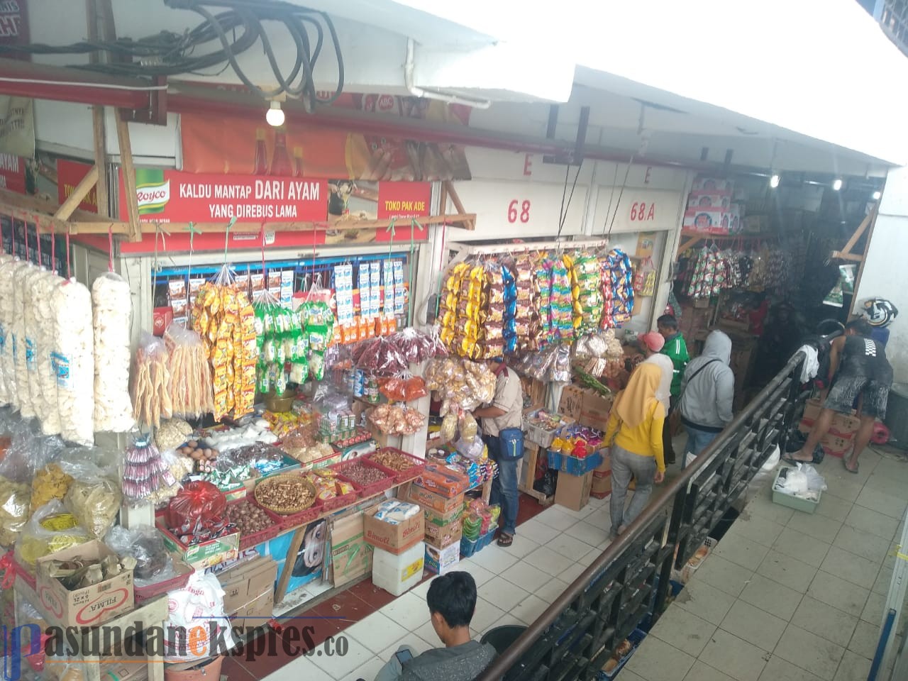 Stok Bahan Pokok di Pasar Panorama Lembang Aman