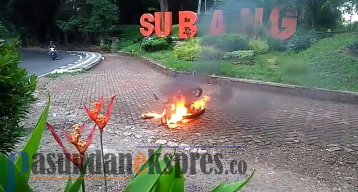 Bocor, Sepeda Motor Hangus Terbakar di Jalan Ranggawulung Subang