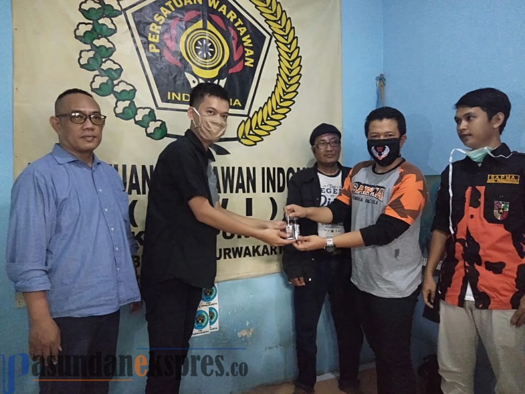 Sapma-PP Purwakarta Menyerahkan Masker dan Hand Sanitizer untuk Awak Media