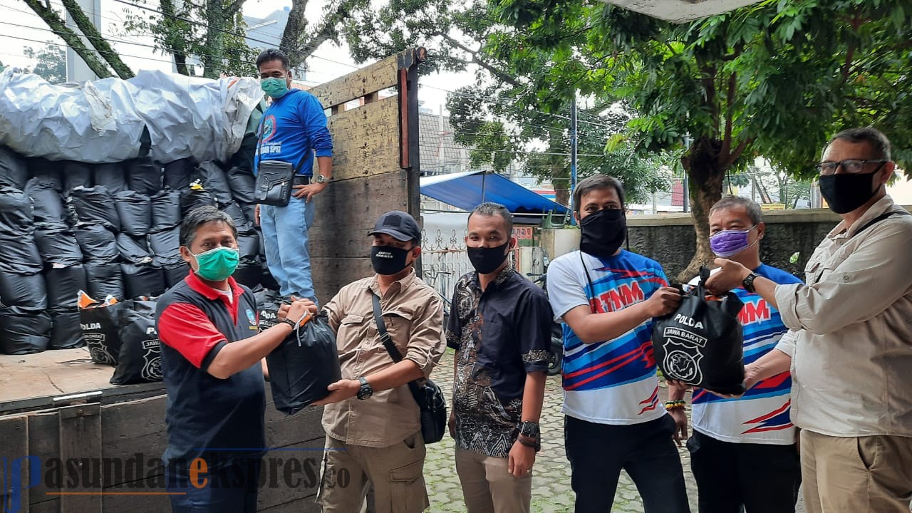 Polda Jabar Bagikan Ribuan Paket Sembako untuk Buruh yang Kehilangan Kerjaan Dampak Covid-19