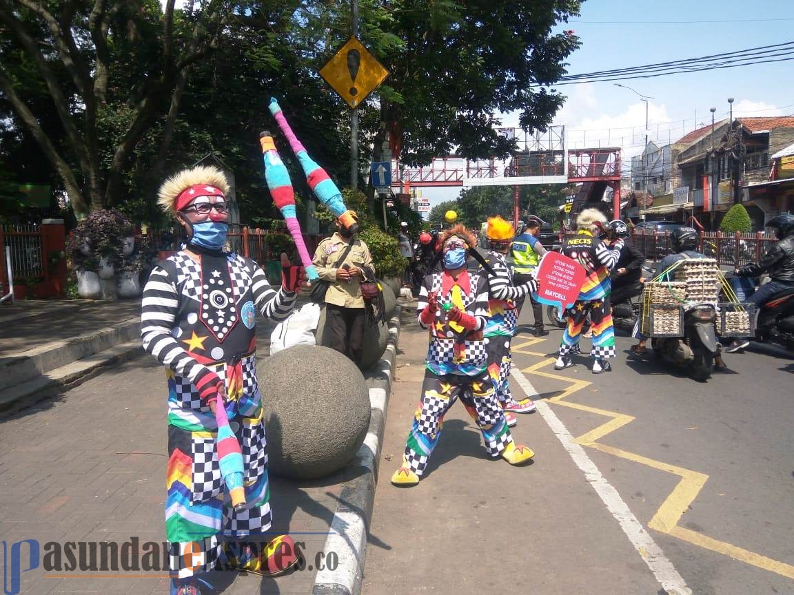 Komunitas Badut Nyentrik Bandung Cimahi Bagikan Masker Gratis