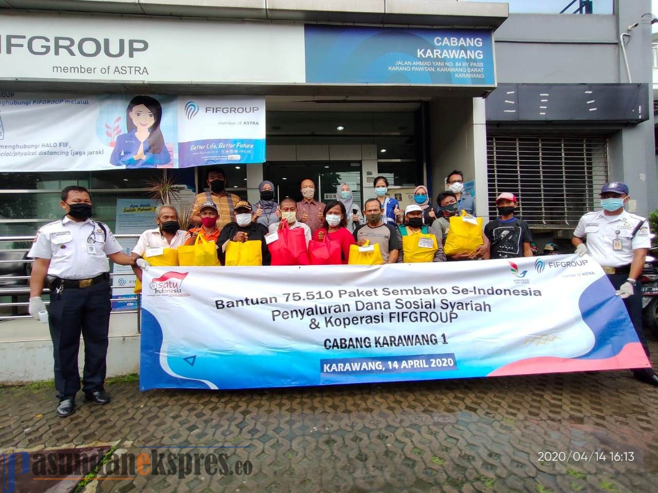 Bantu Warga Sekitar, FIFGROUP Karawang Bagikan 400 Paket Sembako
