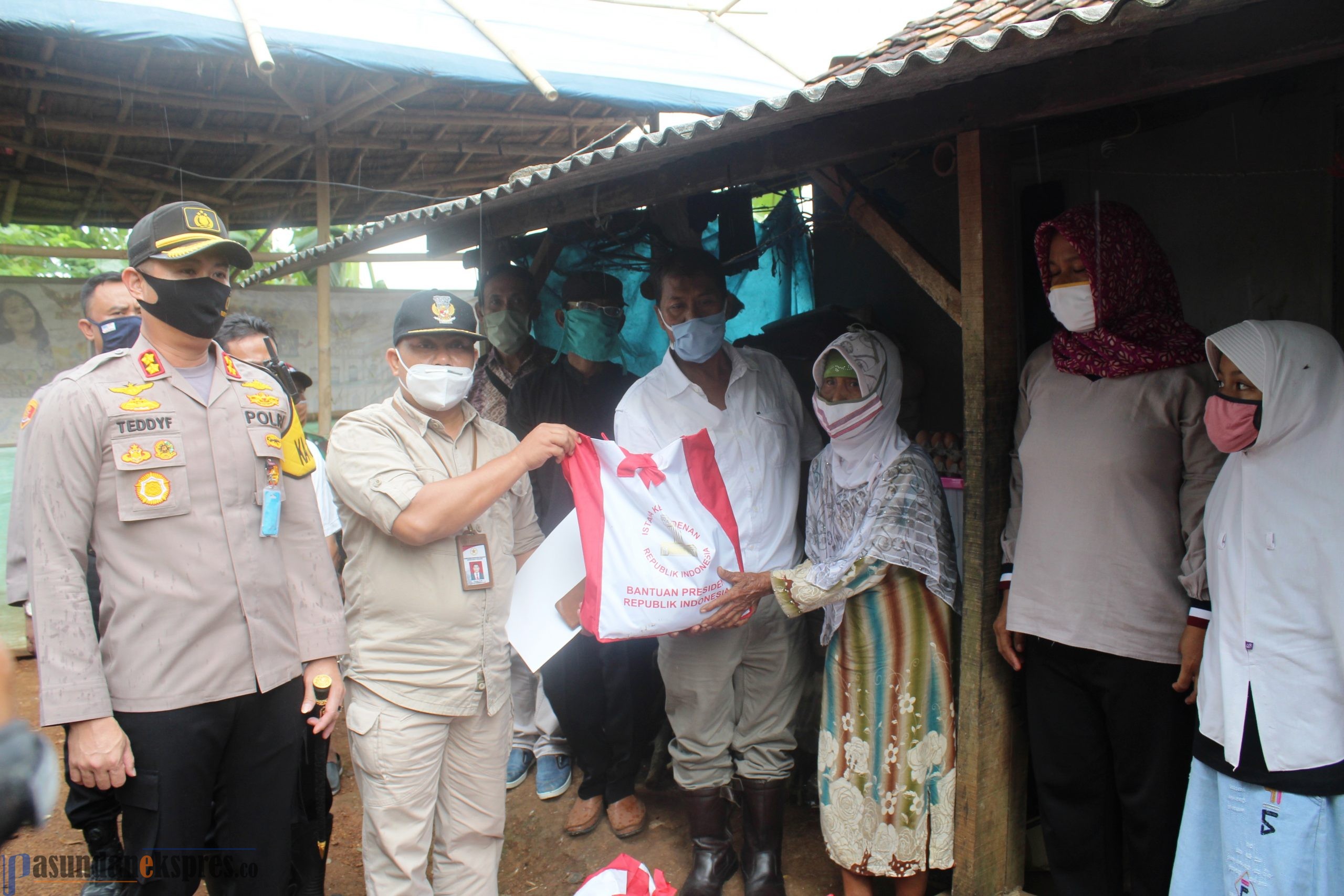 Staf Presiden Antarkan Bantuan kepada Warga Kurang Mampu di Cipeundeuy