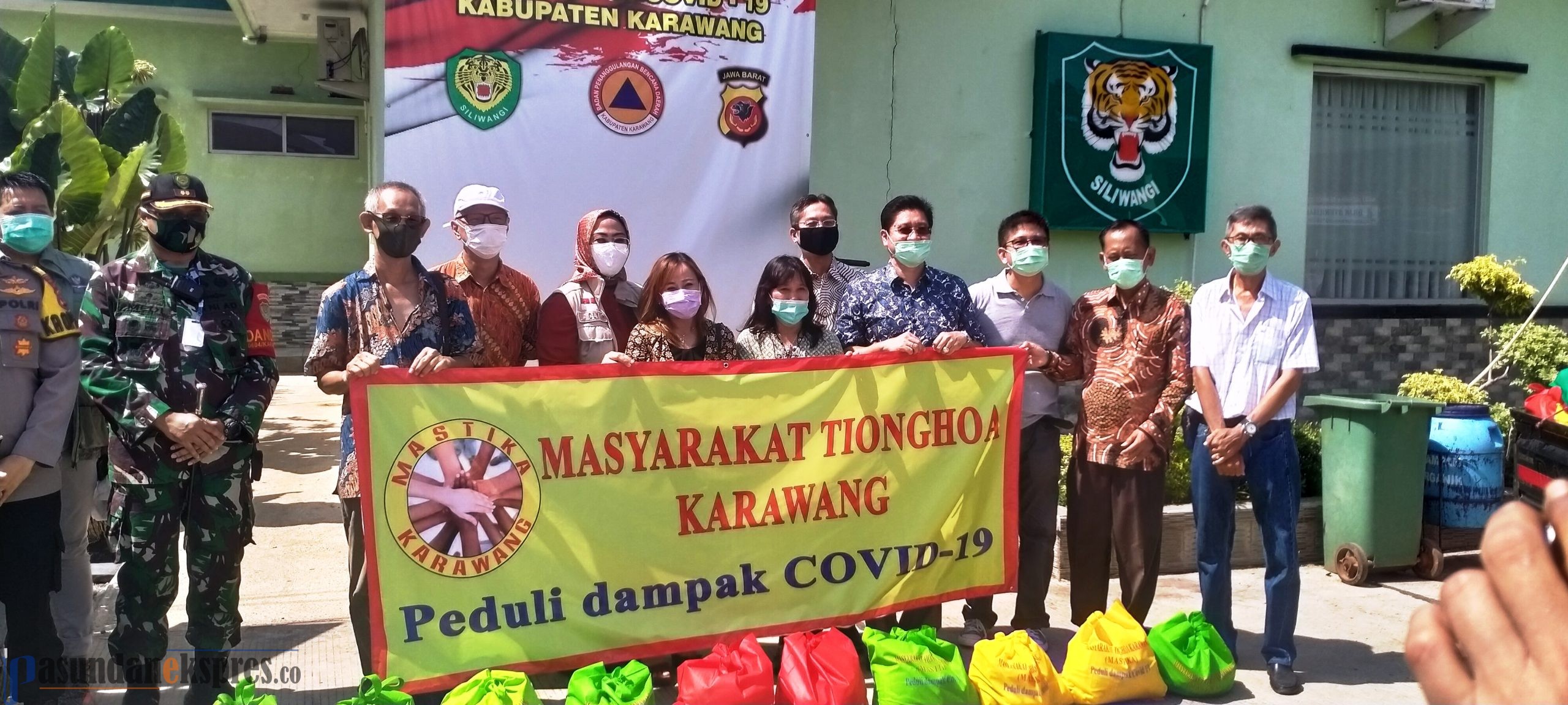 Warga Etnis Tionghoa di Kabupaten Karawang Sumbangkan 1.000 Paket Sembako