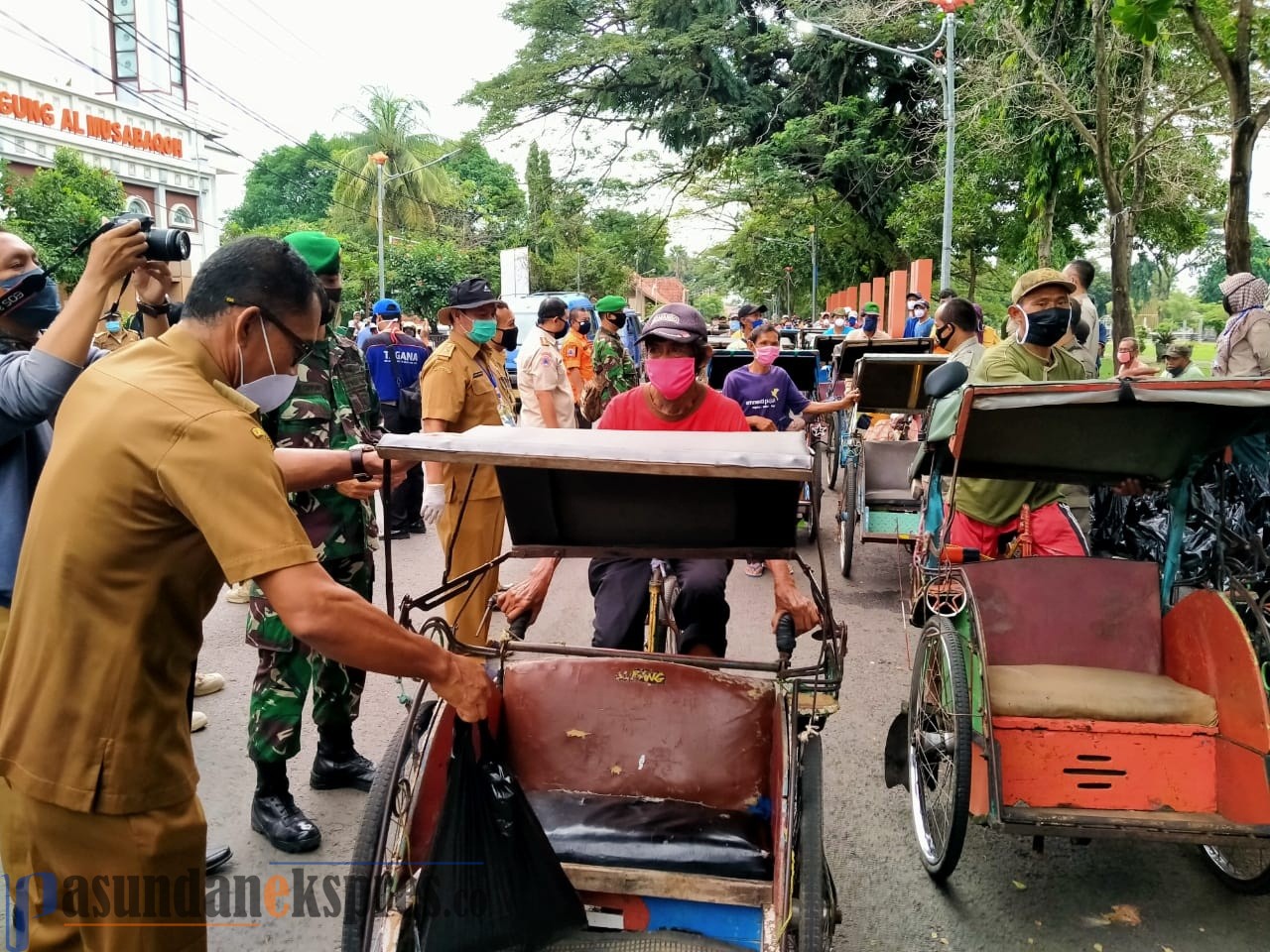 Tukang Becak di Subang Sumringah Dapat Bantuan Sembako