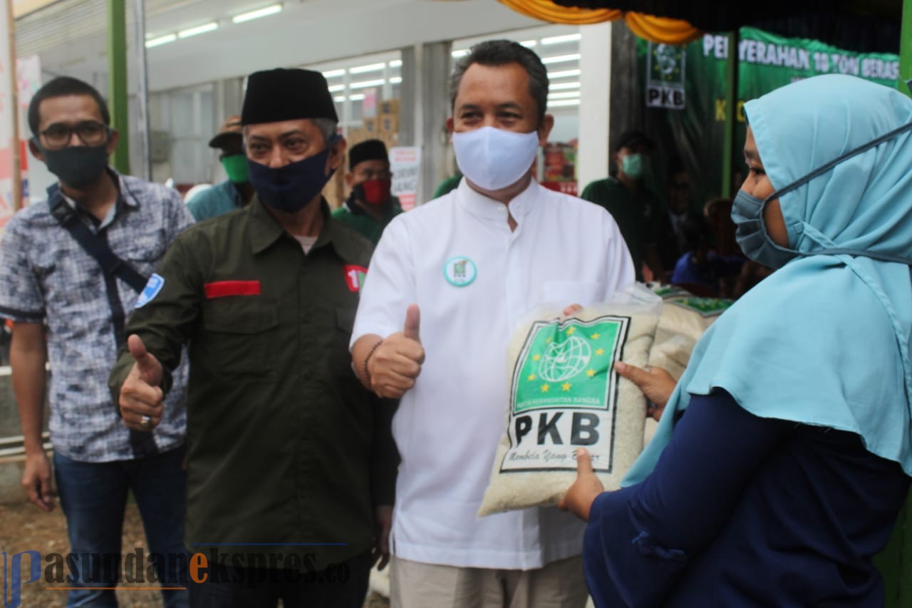 Anggota DPRD Subang Fraksi PKB Sumbang 10 Ton Beras dan 2500 Masker