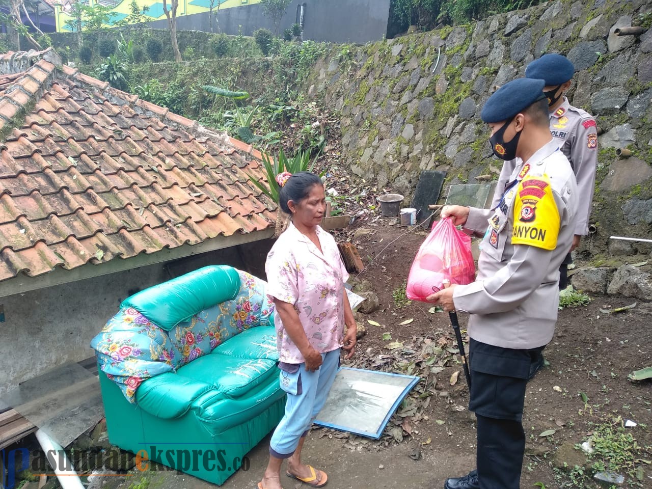 Sat Brimob Polda Jabar Berikan Sembako kepada Warga Terdampak Covid-19 di Lembang