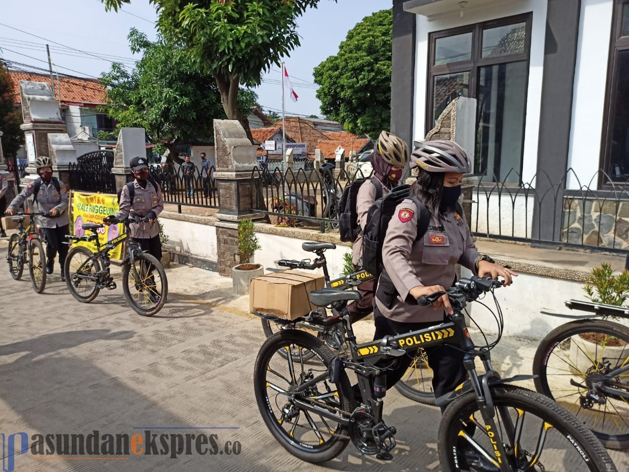 Polwan Polres Purwakarta Rela Tuntun Sepeda demi Antarkan Bantuan kepada Warga Terdampak Covid-19