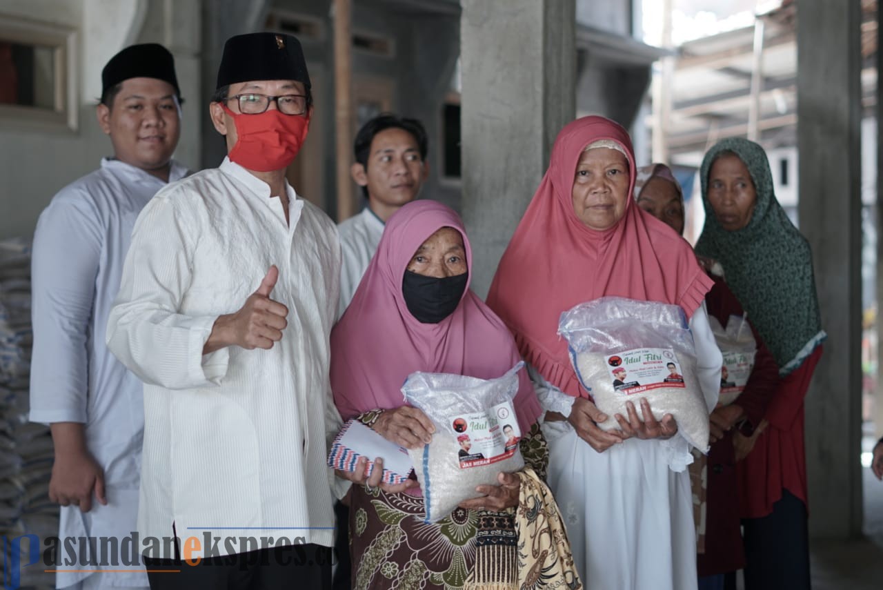 Ketum TMP dan Ketua DPRD Subang Salurkan Paket Beras di Hari Raya Idul Fitri