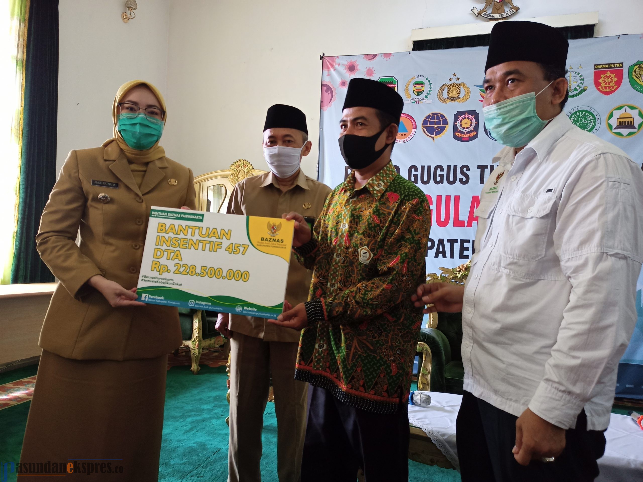 Baznas Purwakarta Bagikan Insentif untuk Madrasah Diniyah dan Sebar 3.500 Paket Sembako