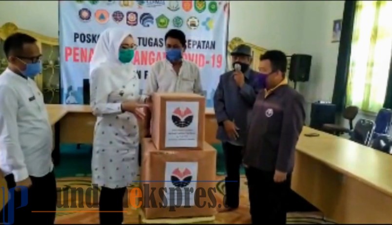 Rektor UPI Bandung Sumbang 2.566 Masker untuk Purwakarta