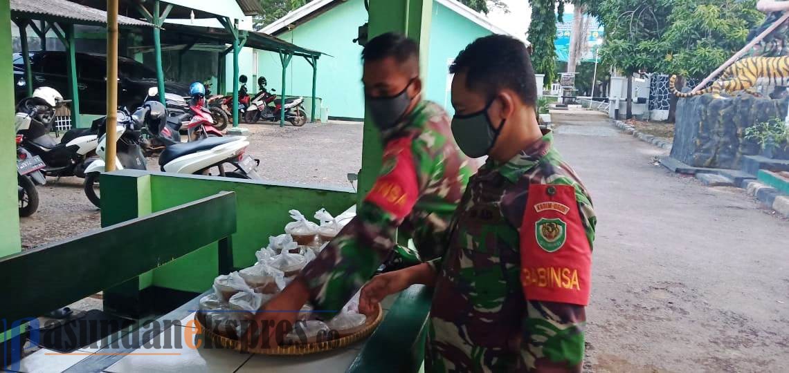 TNI Sebar Takjil dan Makanan di Depan Koramil Pusakanagara