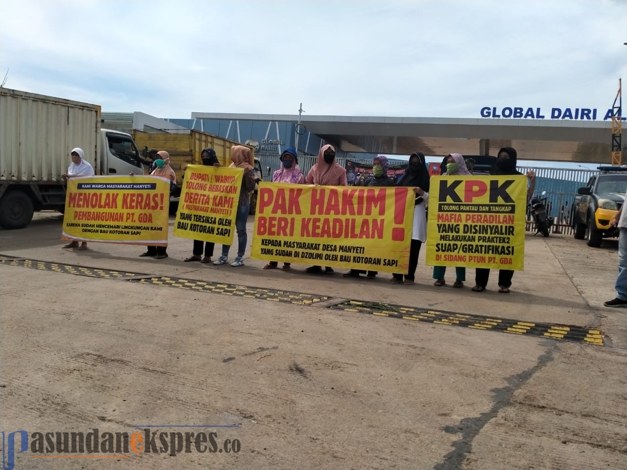 Protes Bau Limbah, Emak-emak Demo Pabrik