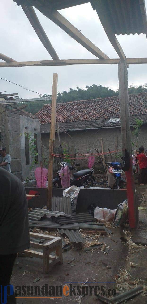 Angin Puting Beliung, Ratusan Rumah di Kampung Gunung Bentang Rusak