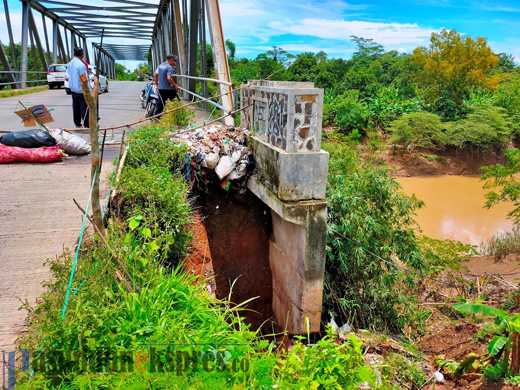 Jembatan Cipunagara Nyaris Roboh, Senin Bupati Panggil BBWS