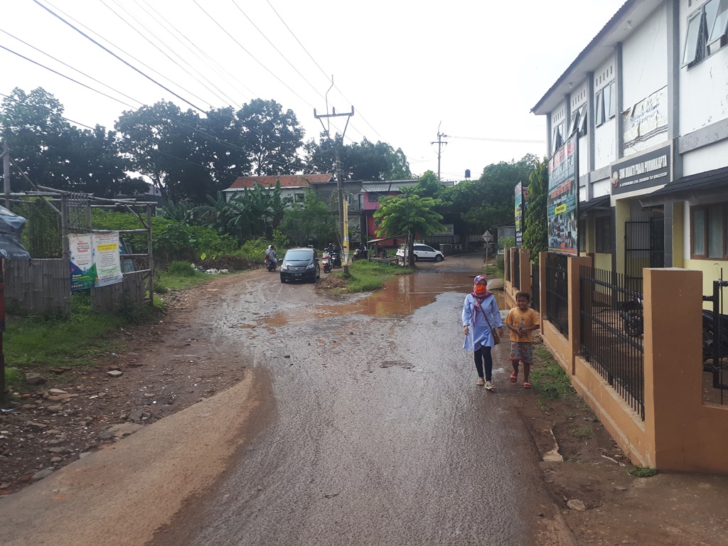 Jalan SMPN 2 Ciseureuh Purwakarta Disebut Mirip Kubangan Kerbau, Berlubang dan Nyaris Putus