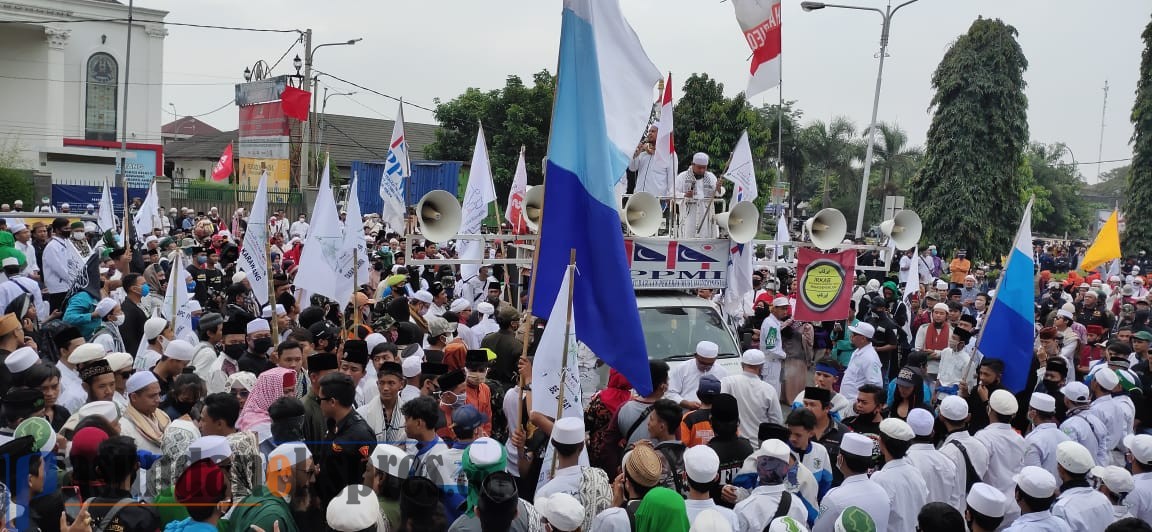 Ribuan Massa Kepung DPRD Karawang