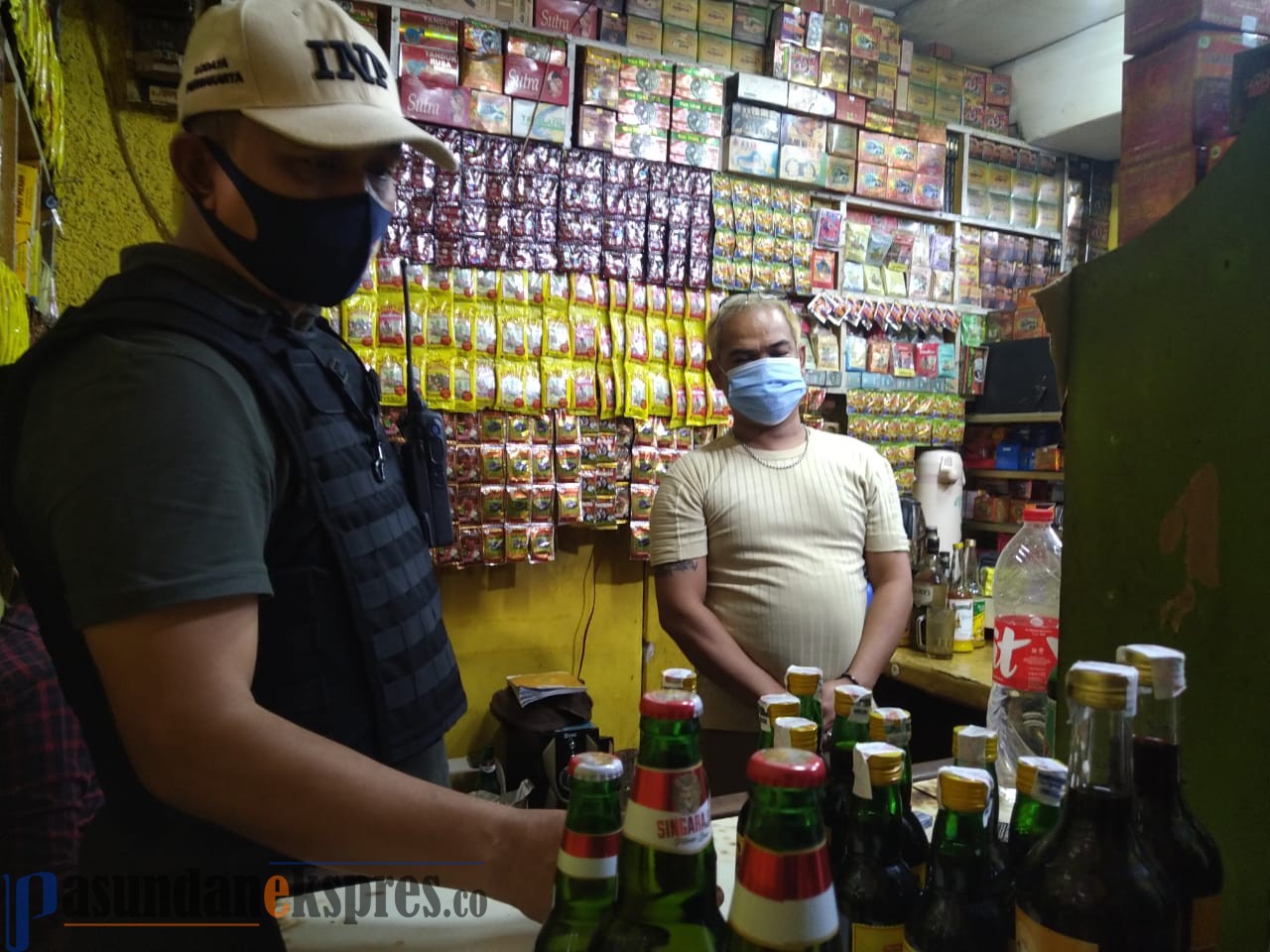 Gelar Operasi, Polres Purwakarta Sita Ratusan Botol Miras dari Sebuah Rumah di Plered
