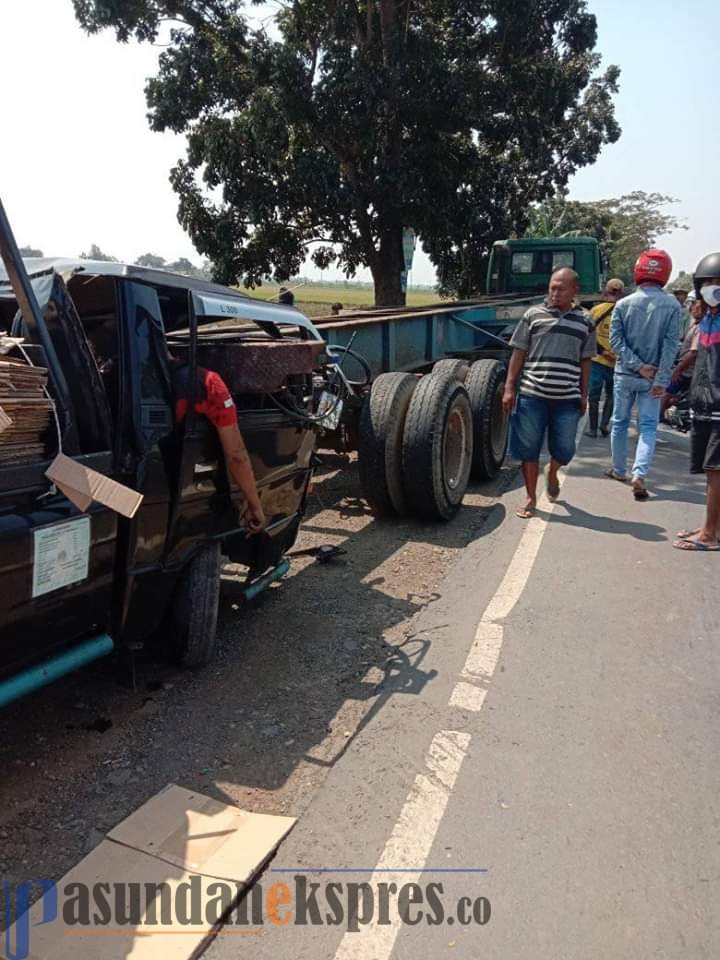 Pickup Seruduk Kontainer di Jalur Pantura, Tiga Warga Indramayu Meninggal
