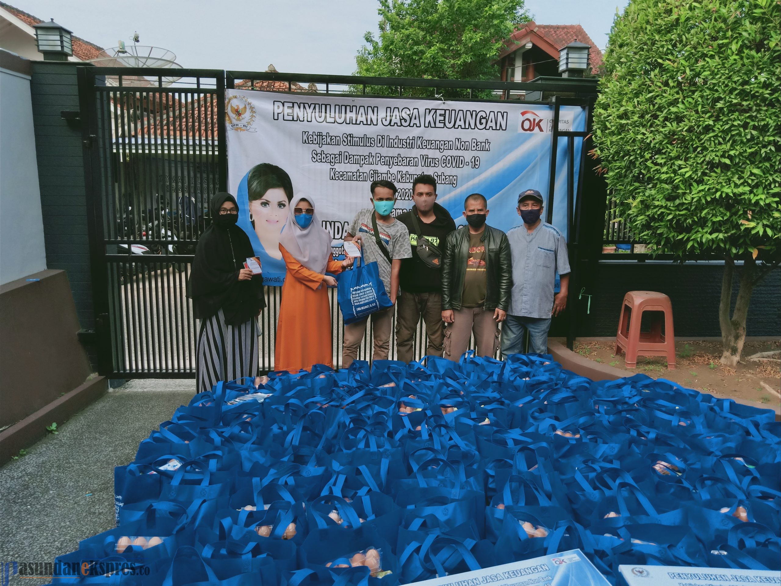 Sosialisasi bersama OJK, Linda Megawati Salurkan Ribuan Paket Sembako