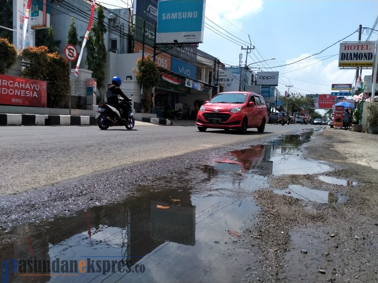 Drainase Buruk, Air Berbau Menyengat Meluber ke Jalan Otista