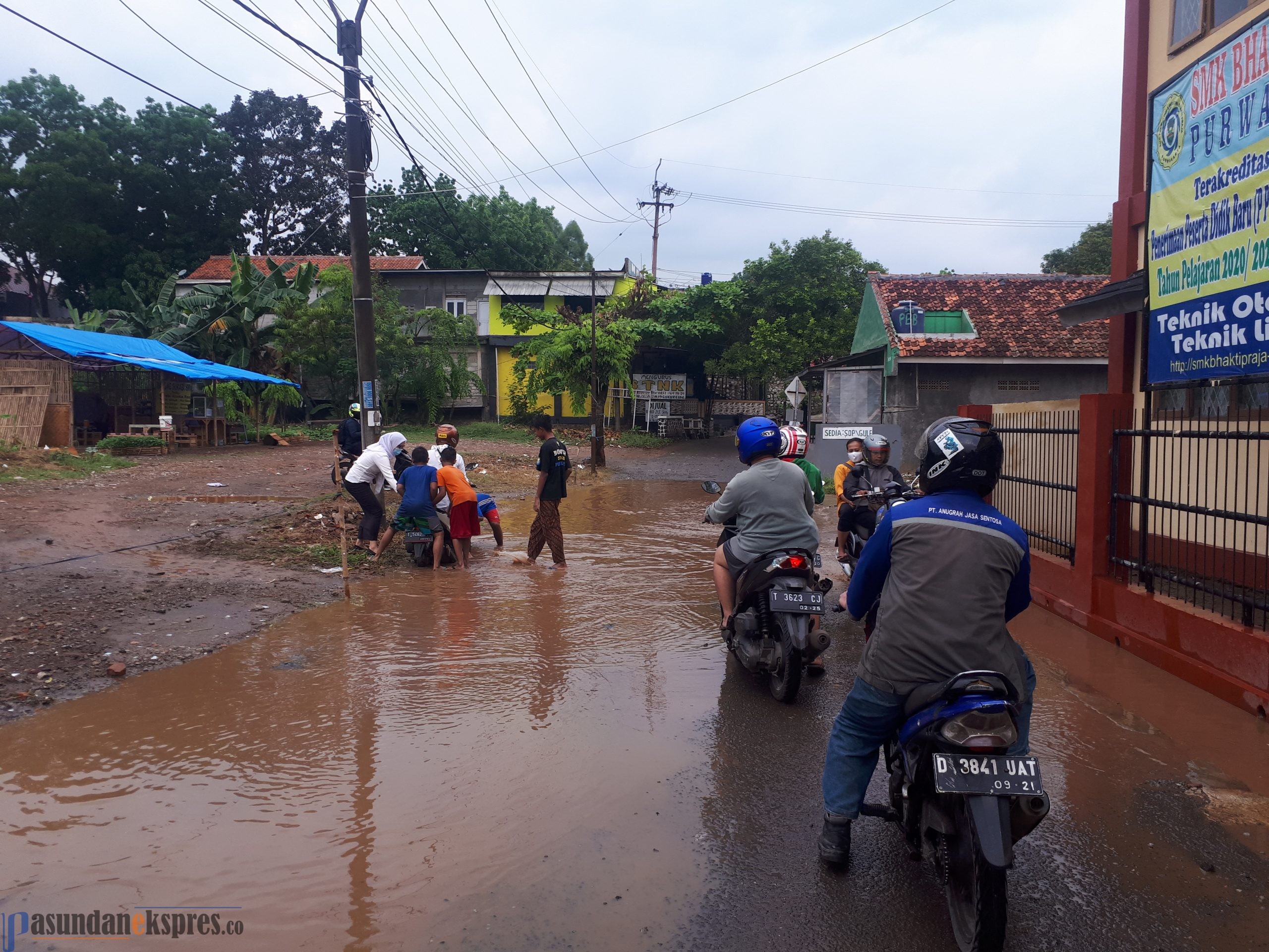 Bye-bye Jalan Leucir, Kendaraan Terposok dan Mogok di Purwakarta