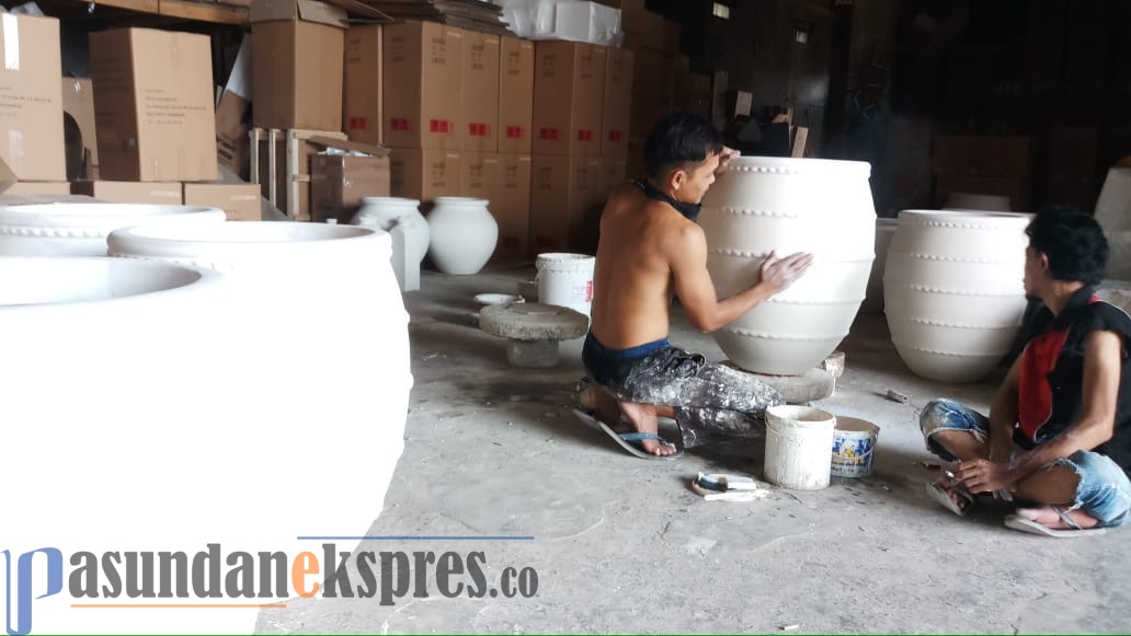 Perajin Keramik Plered Kebanjiran Order Luar Negeri