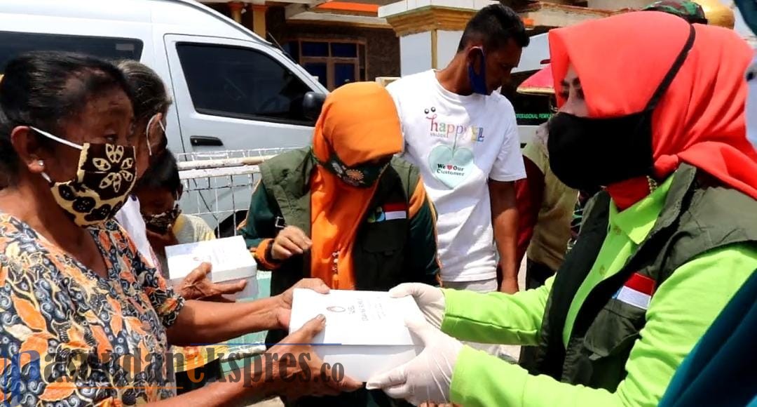Pengurus Dharma Wanita Persatuan Kabupaten Subang Bagikan Ratusan Nasi Bungkus