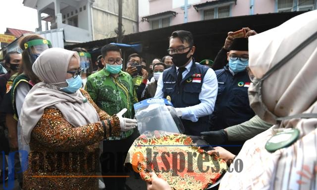Ridwan Kamil Bagi-bagi Masker di Pasar Cisarua Bogor