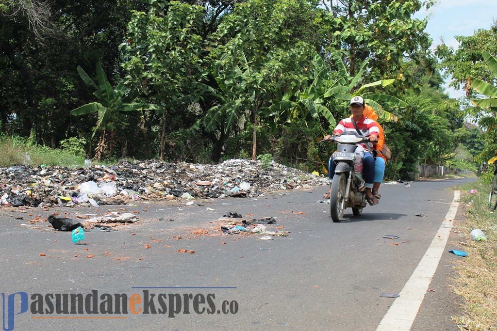 Minim Armada dan TPS, Sampah Penuhi Jalan Sukamelang-Jabong