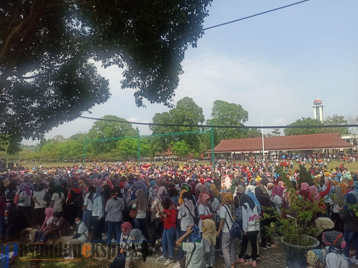 Panas Menyengat, Belum Ada Pejabat Subang Menemui Ribuan Buruh di Alun-alun