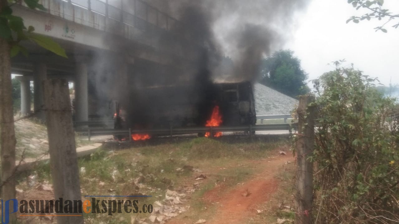 Ngeri Bus Widia Terbakar Hebat di Tol Cipali, Ini Penyebabnya