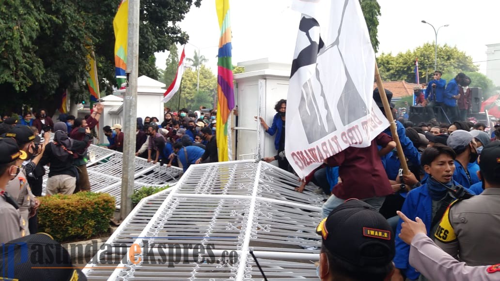 Ricuh, Pendemo Robohkan Gerbang DPRD Karawang