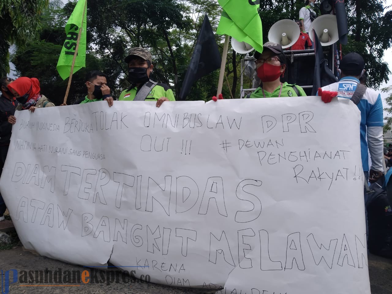 Ribuan Buruh di Cimahi Tetap Menolak Undang-undang Cipta Kerja Meski Disahkan