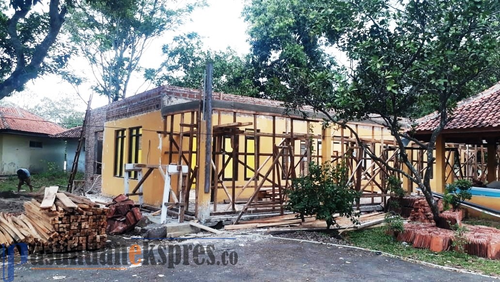 Pemdes Sumurgintung Renovasi Kantor Desa