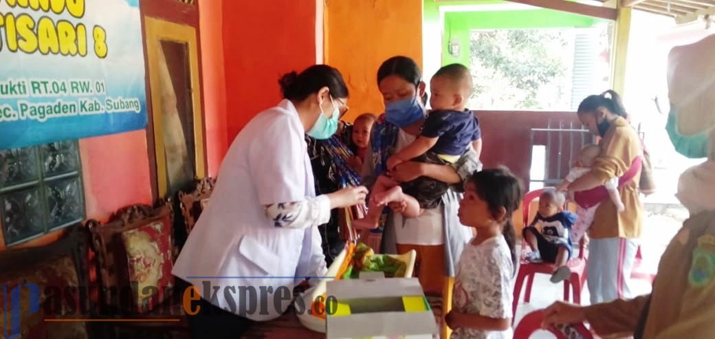 Posyandu Sarimukti Desa Gambarsari Berikan Imunisasi Untuk Balita