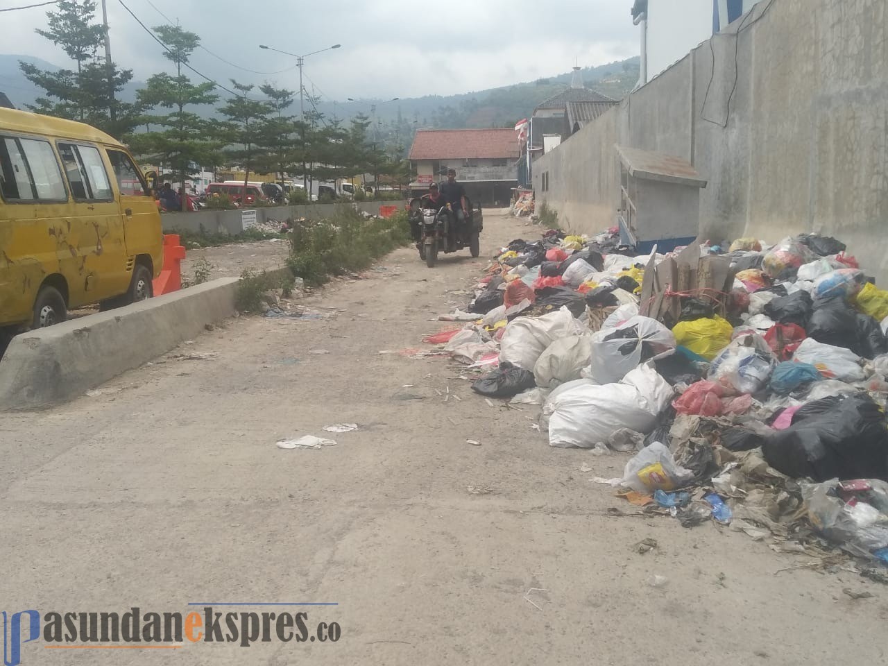 Tumpukan Sampah di Terminal Lembang Ganggu Pengguna Jalan