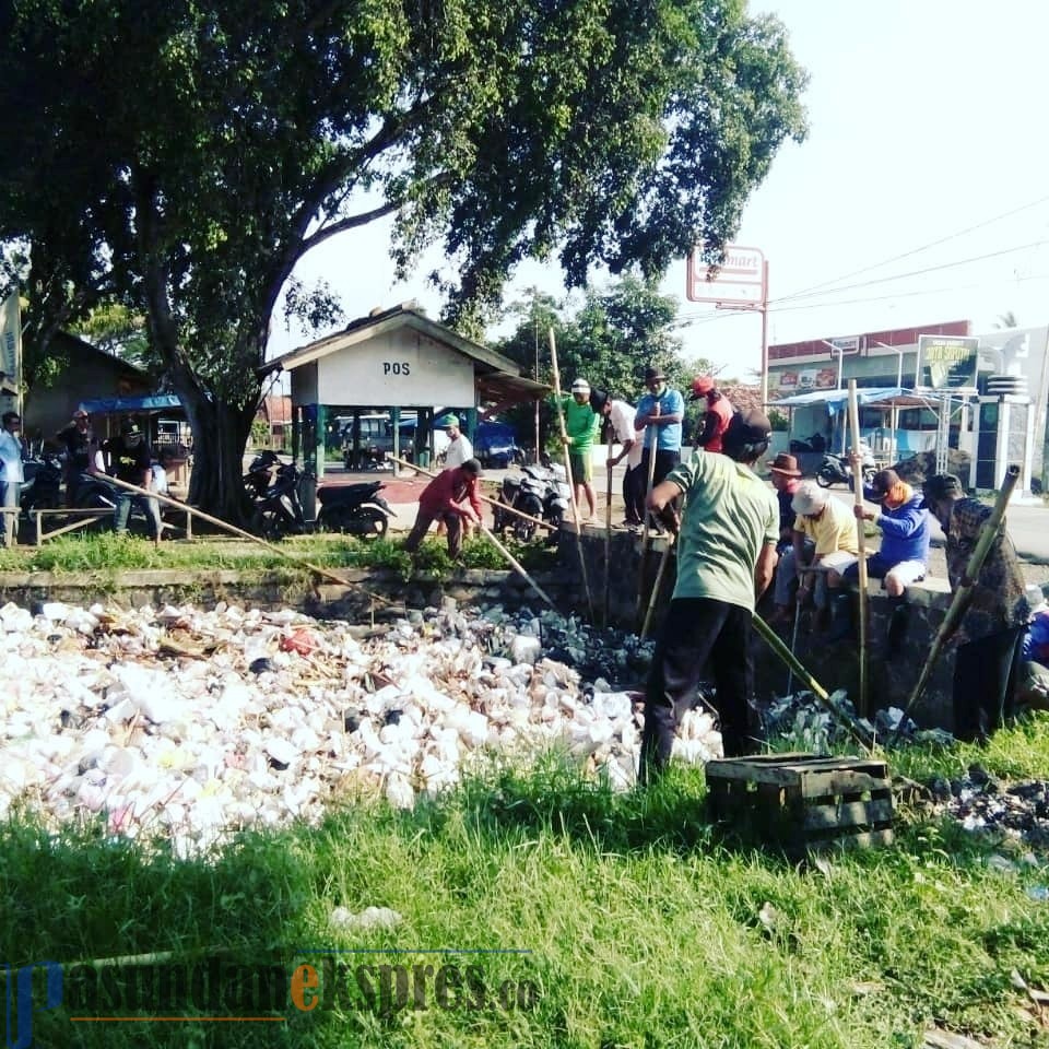 Warga Desa Bojongjaya Gotong Royong Bersihkan Saluran Sekunder