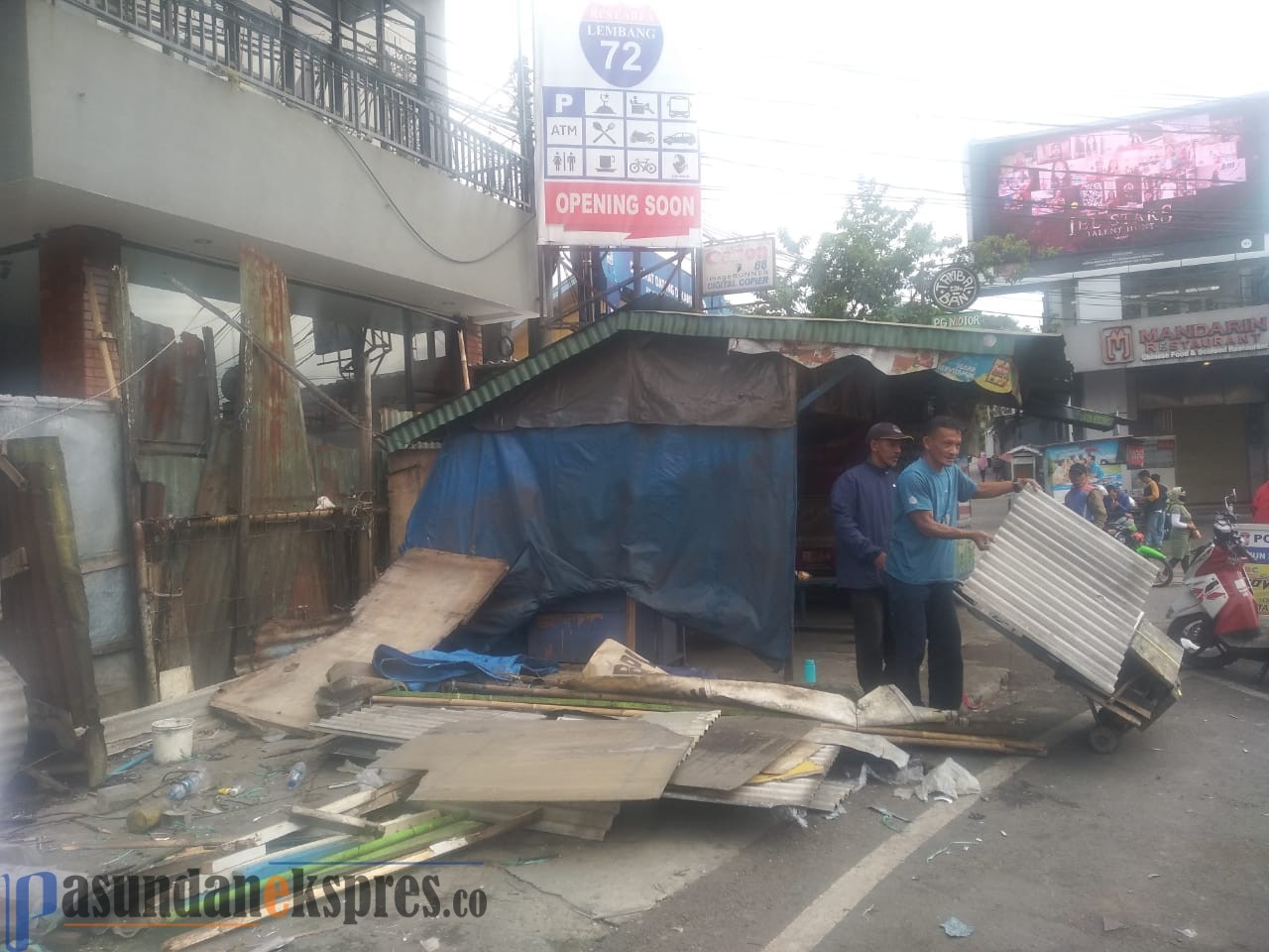 Sukarela, Pedagang Kaki Lima di Jalan Raya Lembang Bongkar Lapaknya Secara Sukarela