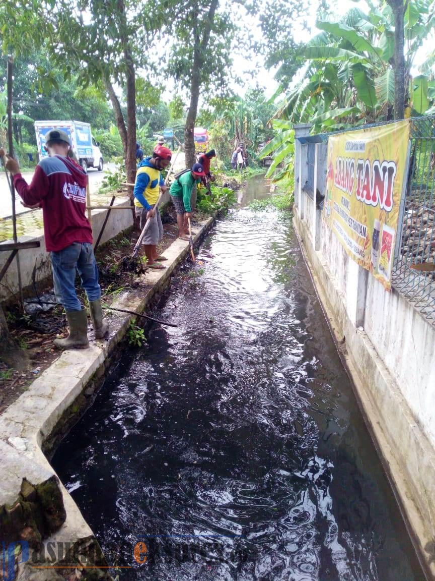 Padat Karya Desa Bojongtengah Bersihkan Saluran Pembuangan Air Limbah